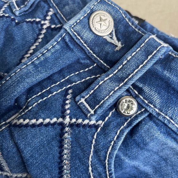 STELLA IN DREAMS EMBELLISHED FRINGE JEAN SHORTS Size 9/29 - Picture 5 of 7